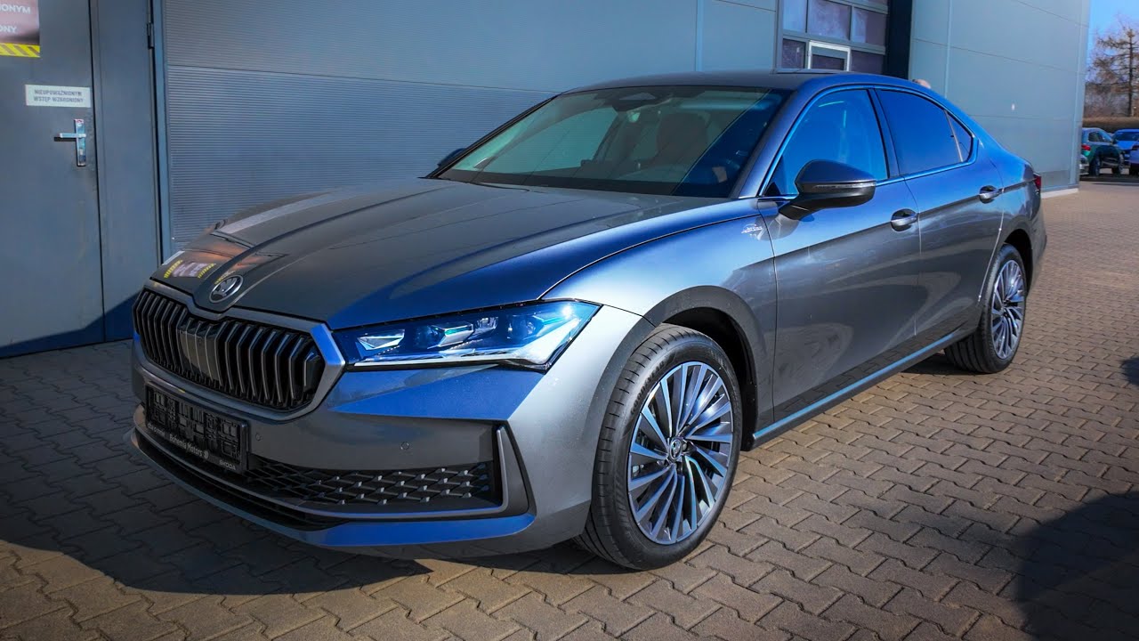 2025 Skoda Superb Laurin & Klement / Szary Graphite Metalizowany / Design Suite L&K (cognac)