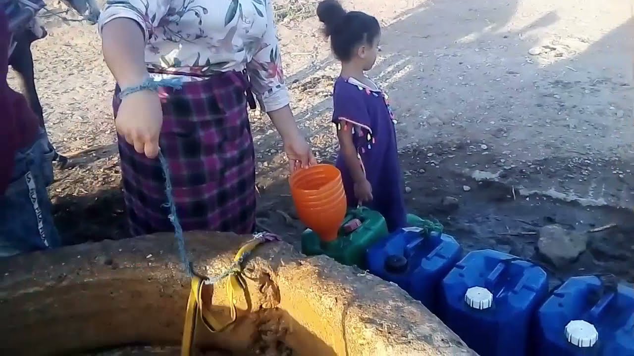 مشات  تجيب الماء من البئر كانت غطيح من فوق الحمار