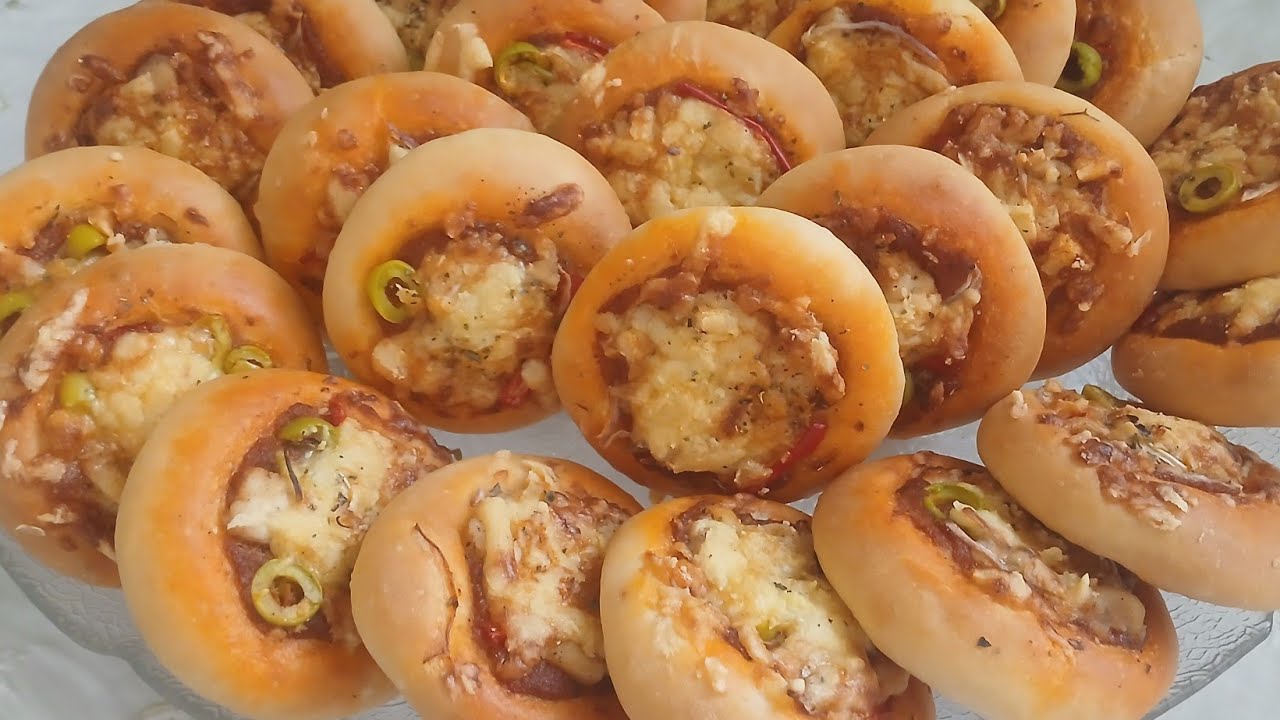 بيتزا  الكاس بلى مجهود وكتوجد بسرعة وكتجي لديدة بعجينة قطنية ورطبة متشبعوش منها