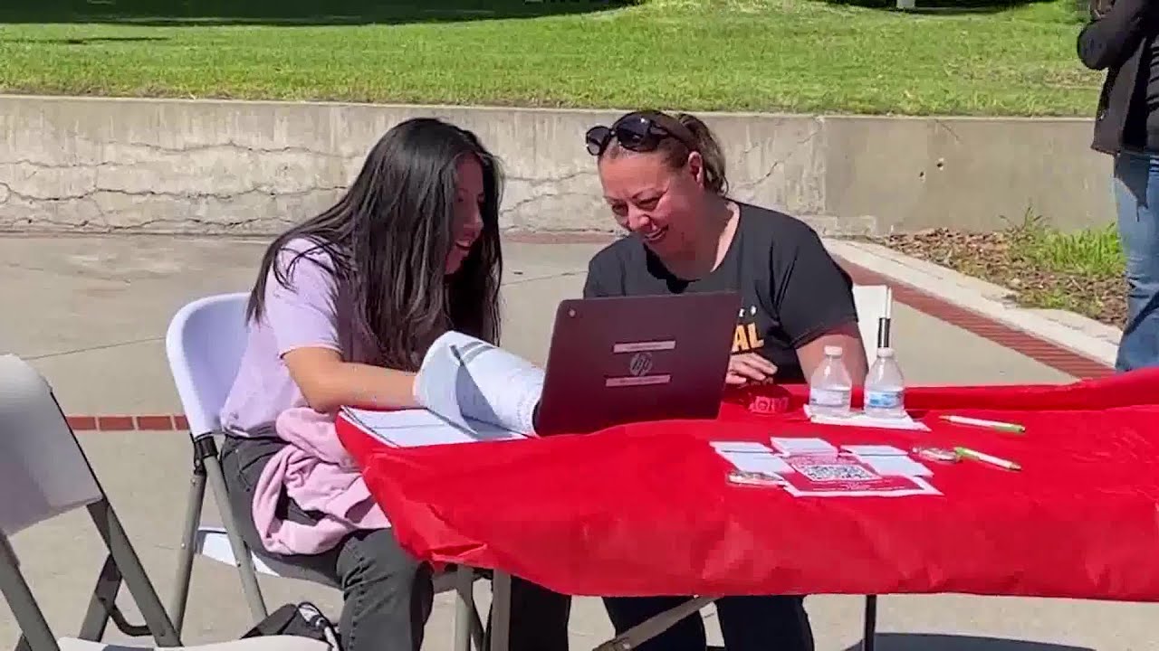 Santa Barbara City College helps students apply for financial aid at Financial Aid Fest