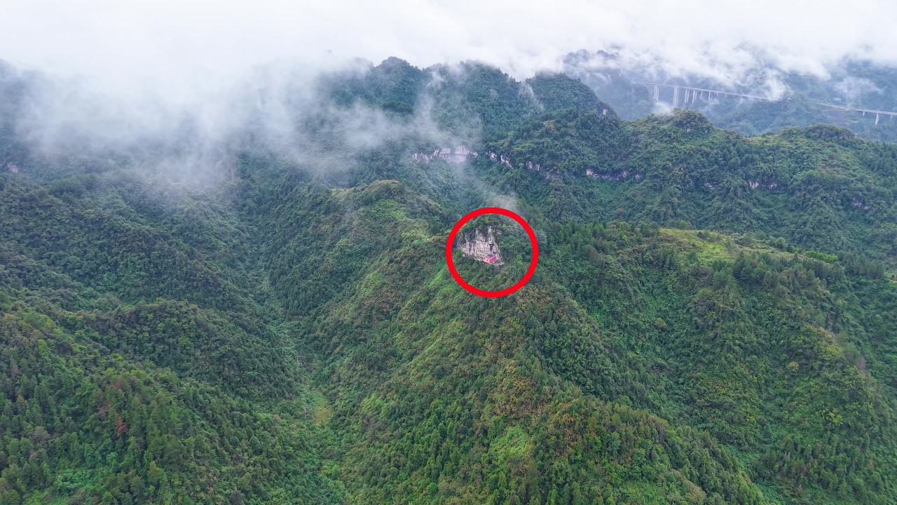 В горах Сянси, провинция Хунань, обнаружен таинственный красный дом. Для чего он используется?