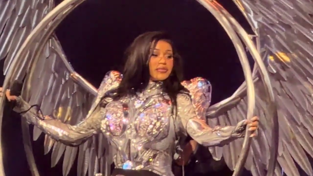 CARDI B gets emotional at her tour. #bardi #cardib #bardigang #tour #femalerapper 