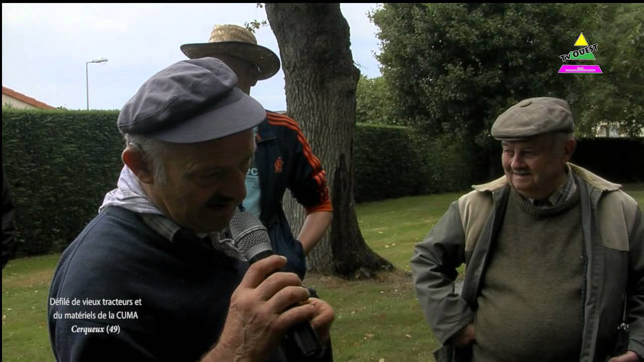 Défilé de vieux tacteurs et matériels de la CUMA au Cerqueux