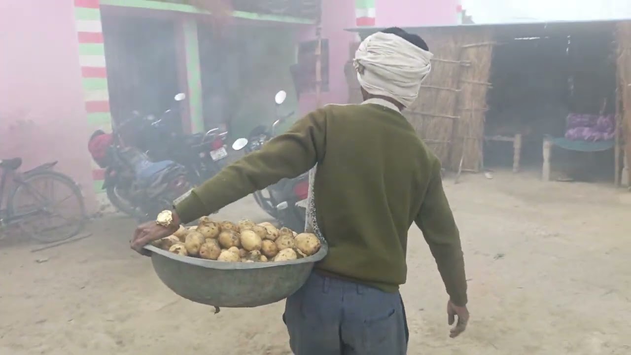 सुबह सुबह खुशबू रानी के खेत में काम हो रहा है