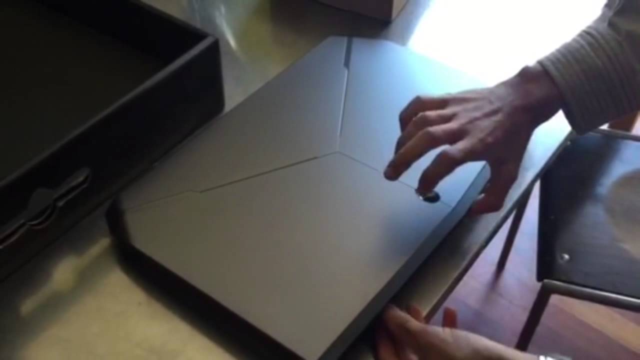 Alienware 17 R2 (2015) Unboxing and Bootup