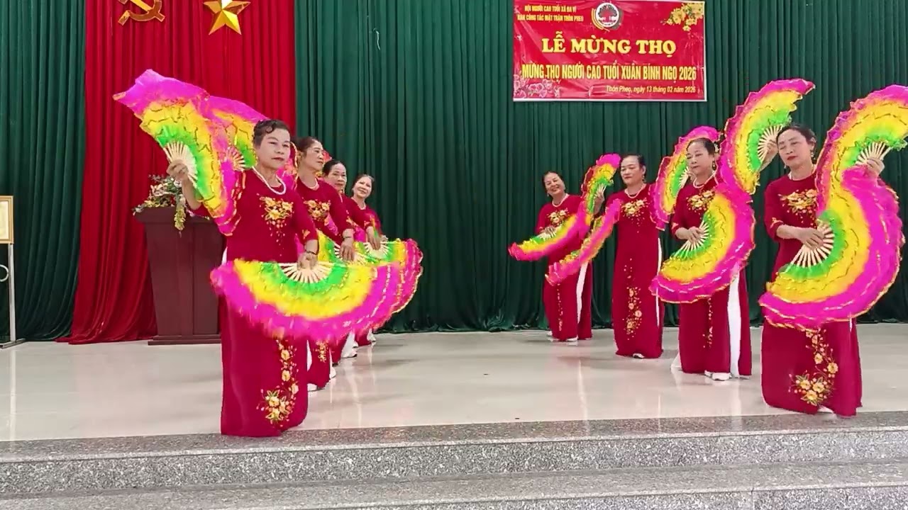 Các cụ trong thôn pheo sát nhập mạng thành một 