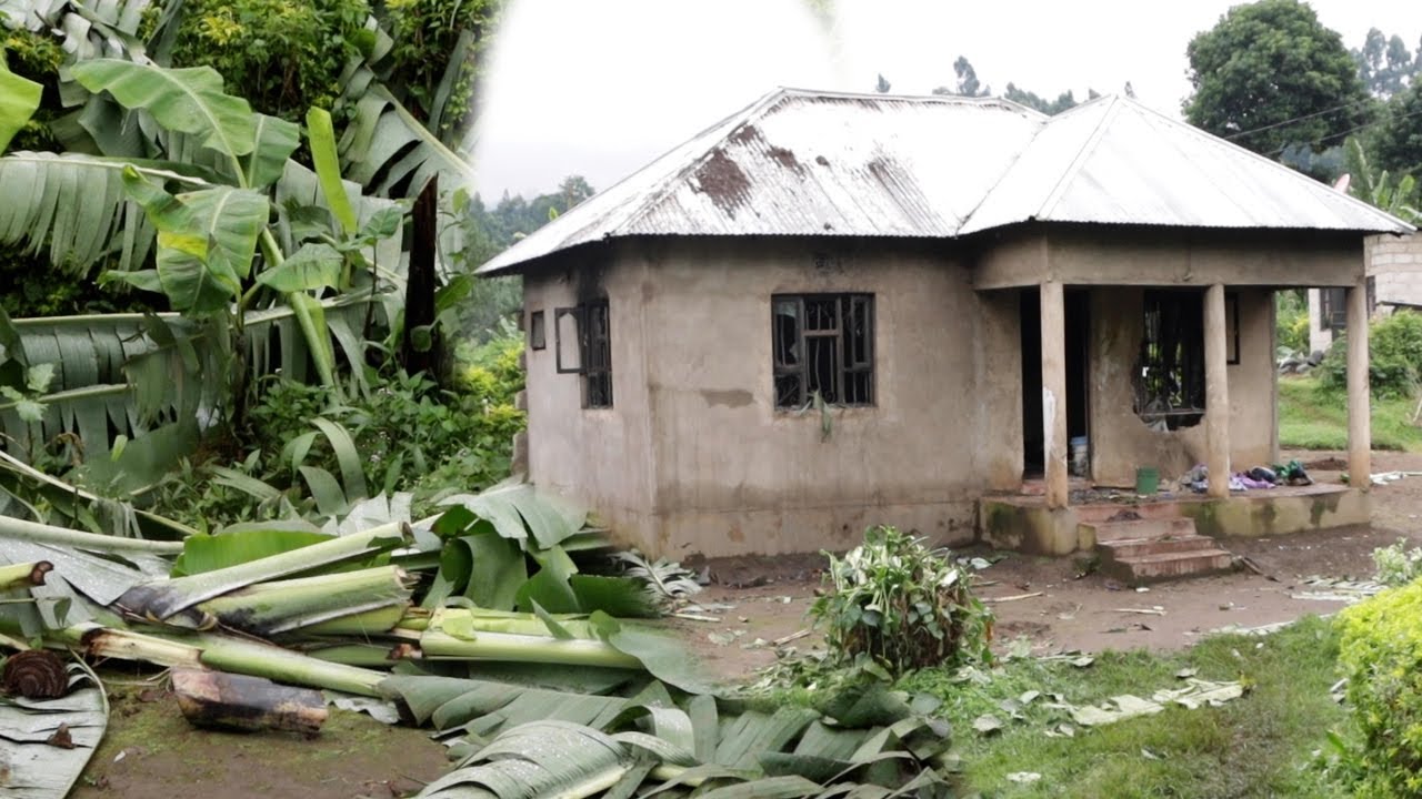KIJANA AUAWA BAR ARUSHA KISA MWANAMKE, WATU WACHOMA NYUMBA YA MTUHUMIWA NA KUKATA MIGOMBA