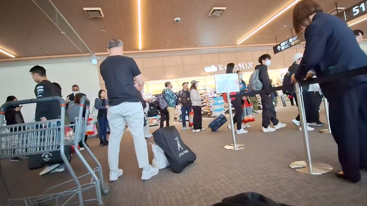CHECK IN LUGGAGE OF HONGKONG EXPRESS.  BOARDING TIME