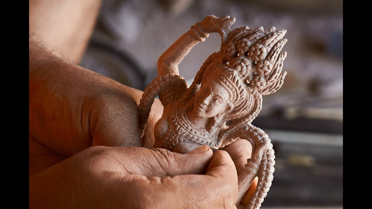 ANGKOR CARVING - Khmer artist in Cambodia