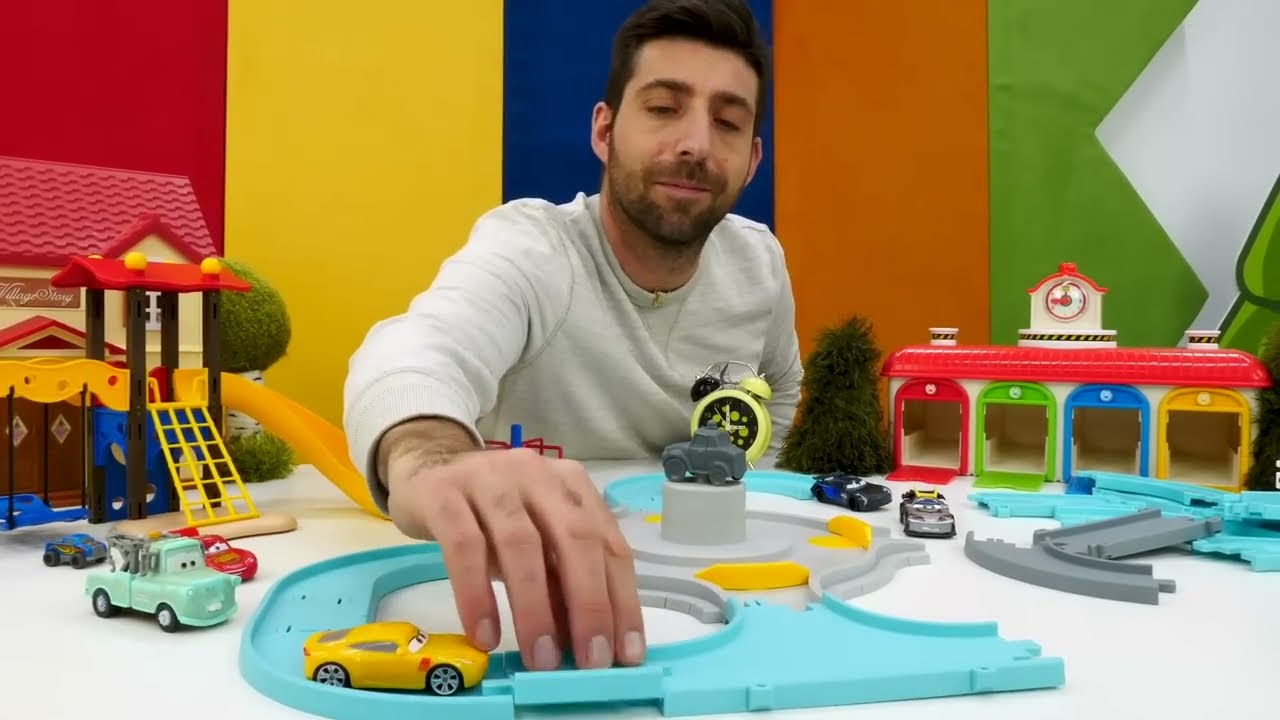 Vidéo pour enfants. Jardin d'enfants no 87. Cars - McQueen en jouets: construction d'un circuit