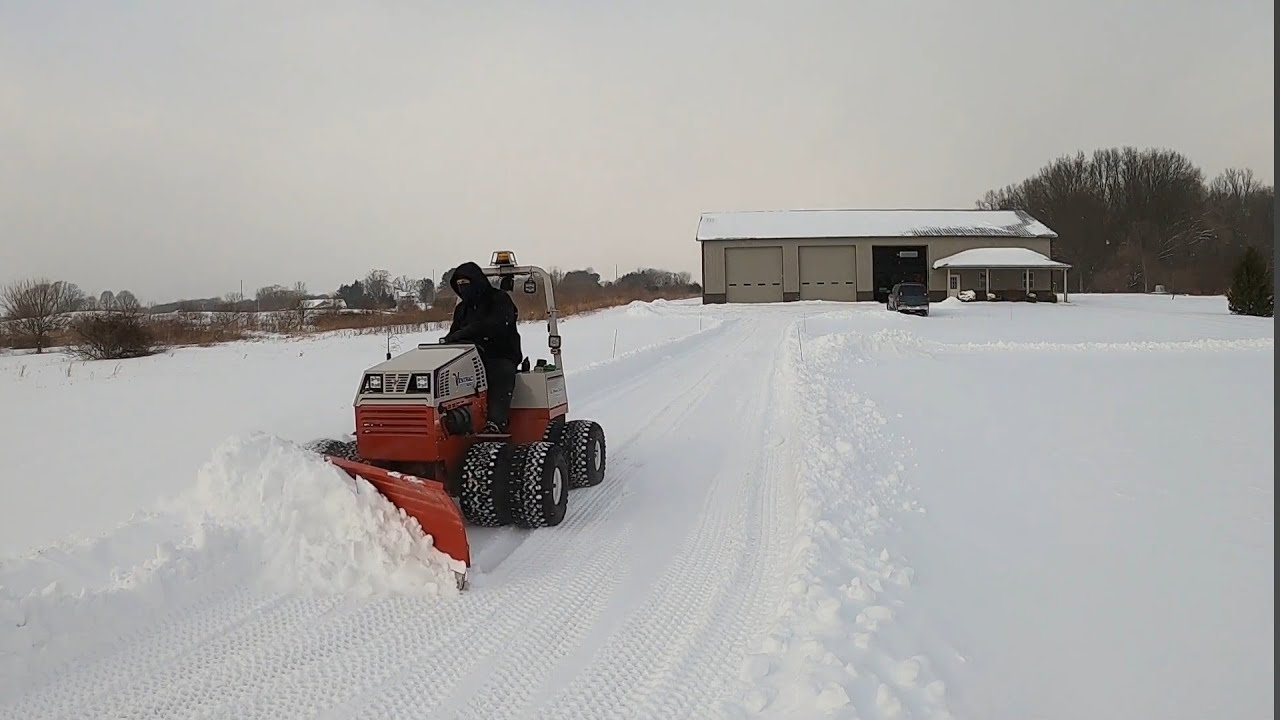 Секатор Ventrac расчищает подъездную дорогу от снега, включая режим работы двойных тяг!