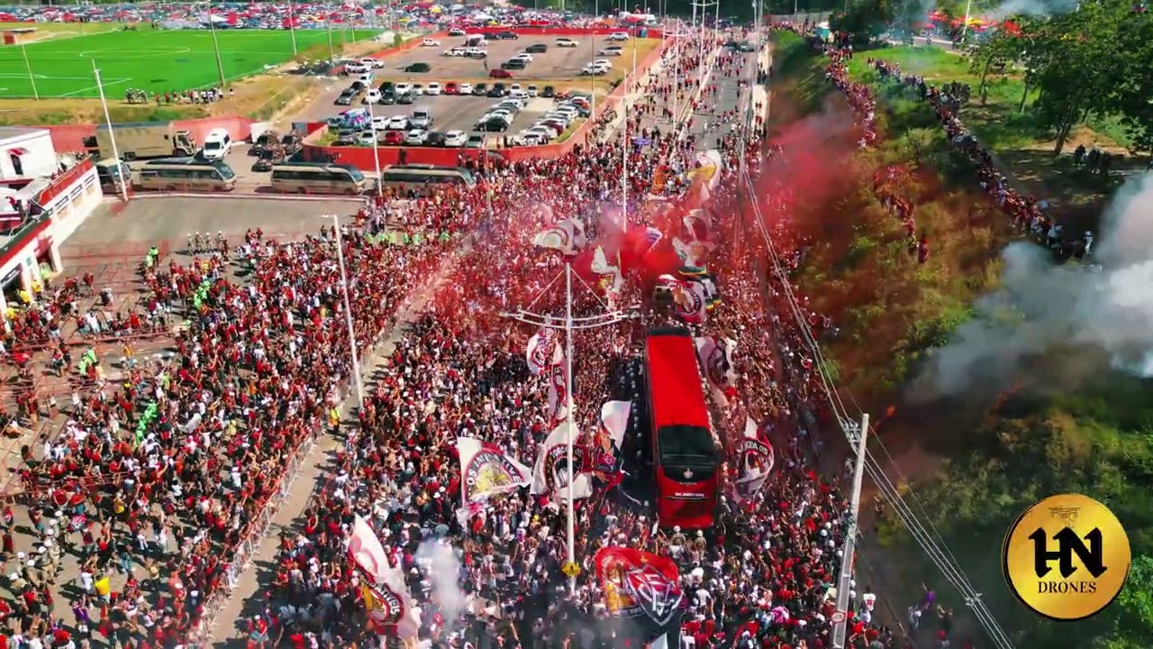 Corredor Rubro Negro - Grande Recepção da Torcida com os Jogadores do EC Vitoria #tui #camisa12 #ecv