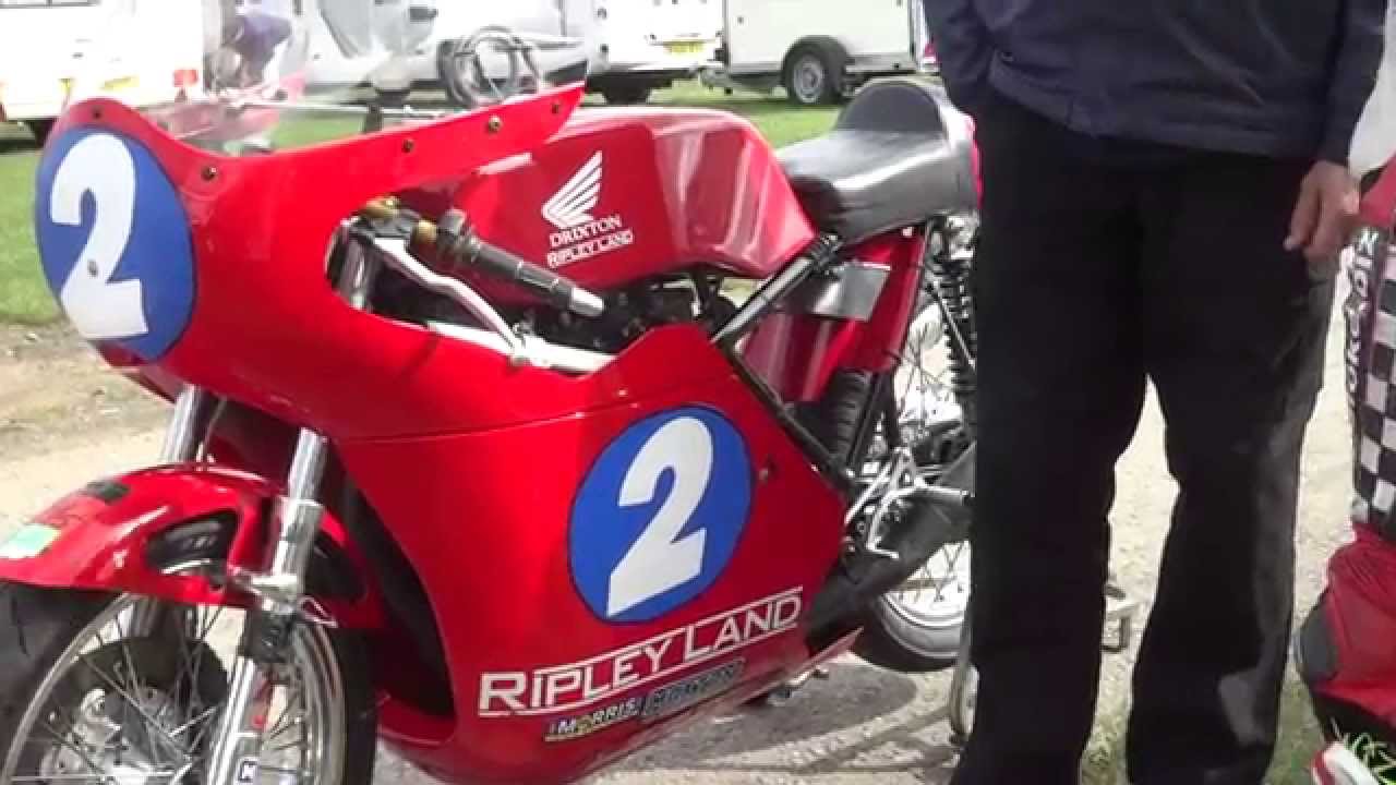 Майк «Спайк» Эдвардс участвует в гонках Matchless G50 в Лэнсдауне на треке Cadwell Park.