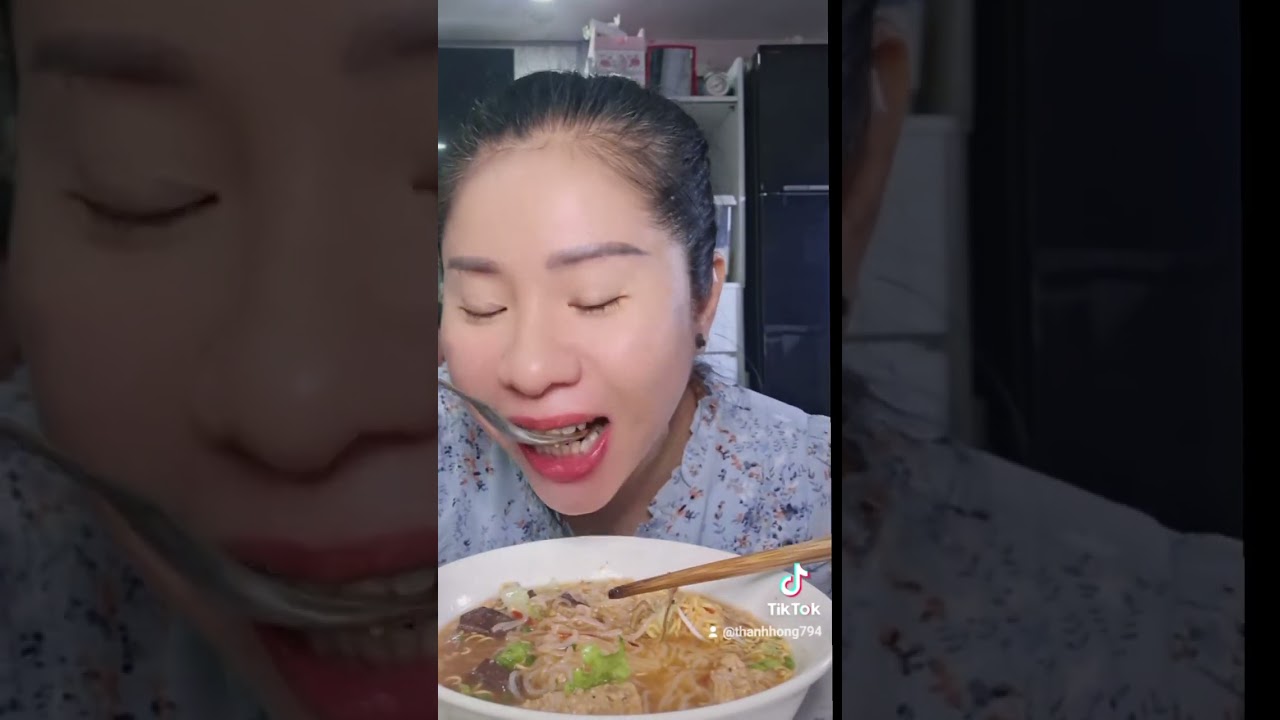 Ăn bún riêu cua 