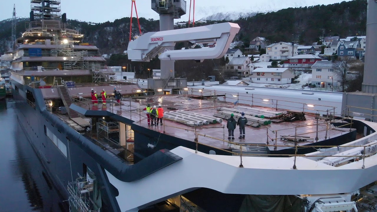 Seaonics crane installation on REV Ocean