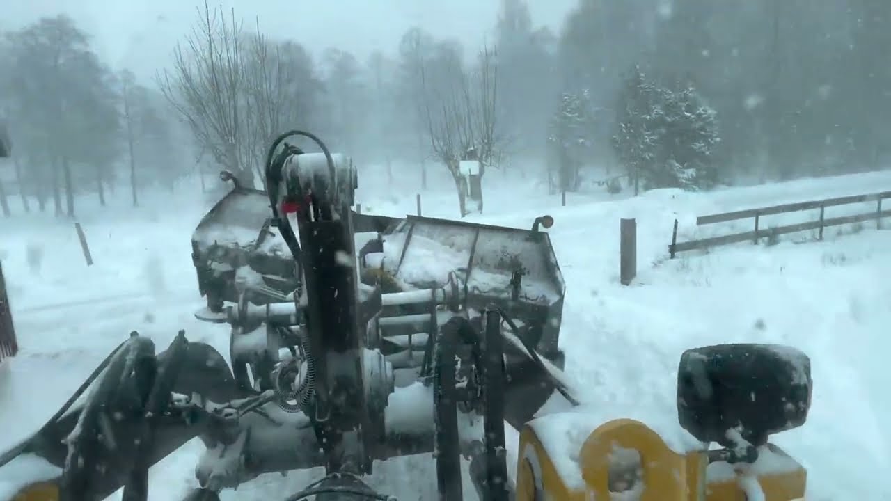 Timelapse #1, Volvo L35G plowing much snow in Sweden