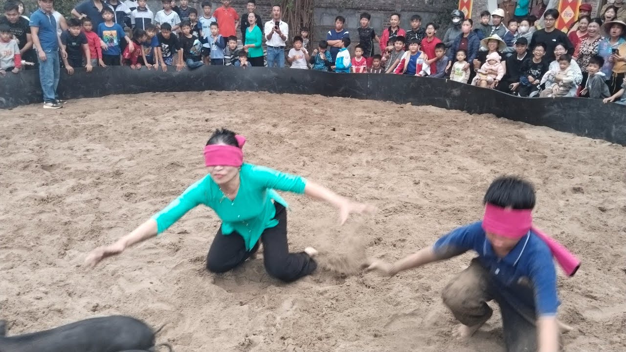 BÀ GIÀ BỊT MẮT BẮT LỢN HAY BẮT CÁC CHÁU ĐÂY