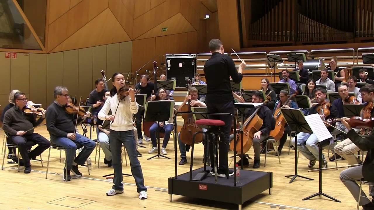 Mi-Helen Horn plays Mendelssohn Violin Concerto E-minor 3rd Movement with Frankfurt Radio Symphony