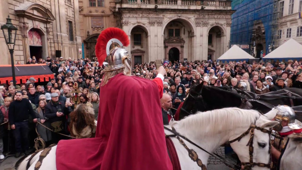 Svatý Martin projel přes Karlův most a přivezl i sníh