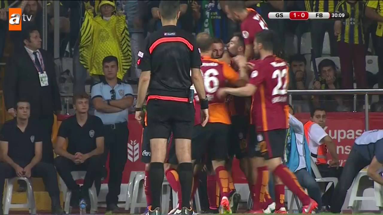 &lrm;Galatasaray‬: 1 - ‪&lrm;Fenerbah&ccedil;e‬: 0 / Gol: Podolski - atv