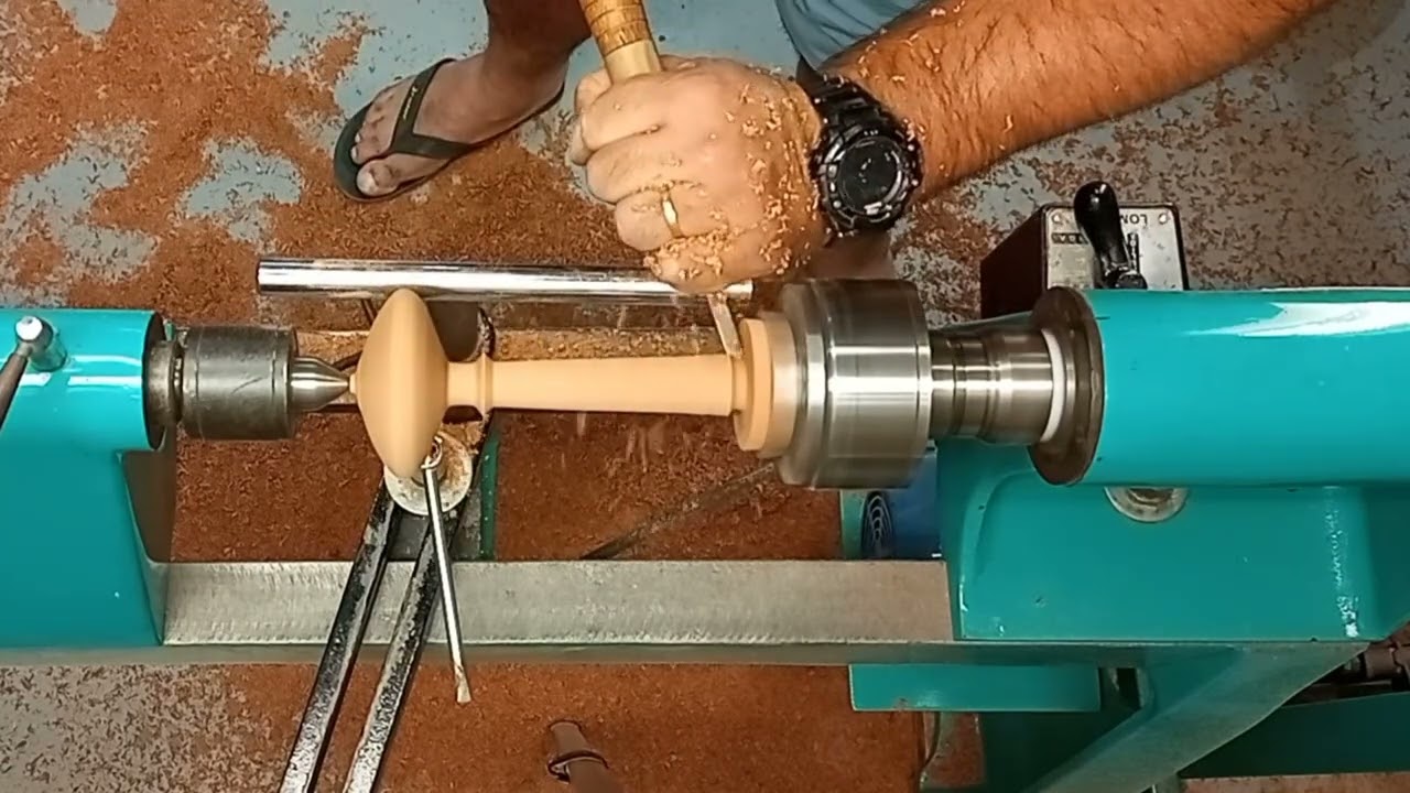 Torneando Pião de madeira/Wood Turning
