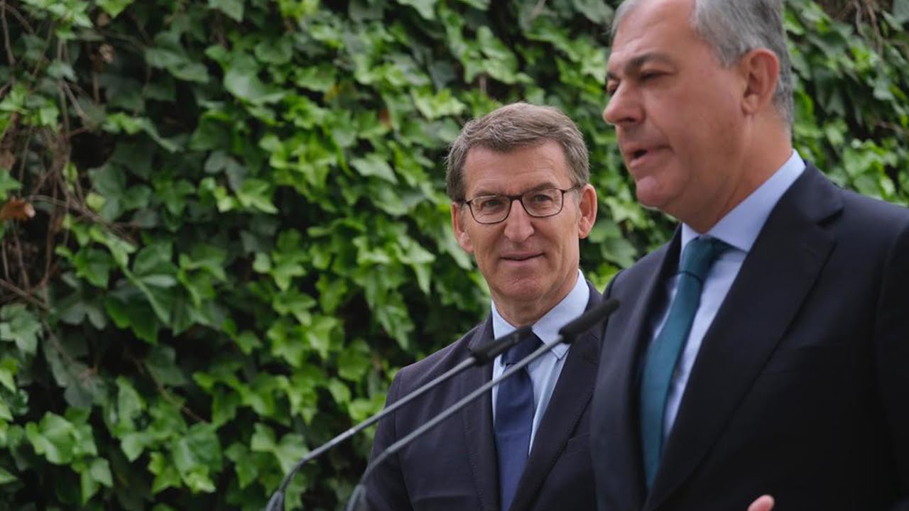 Alberto Núñez Feijóo y José Luis Sanz atienden a los medios de comunicación en Sevilla