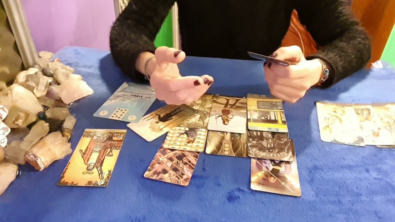 Descubre Que  piensa? Que siente? Que hará? Que las cartas hablen. Lo que salga. Palabras  sueltas
