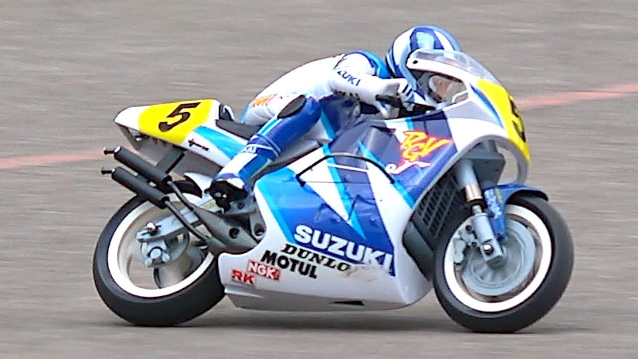 Kyosho Hanging On Racer - RC Motorcycle - Leaning in the Corners!