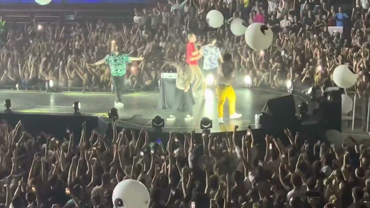Pinguini Tattici Nucleari - Medley Cooper (live Assago forum 06/07/22)