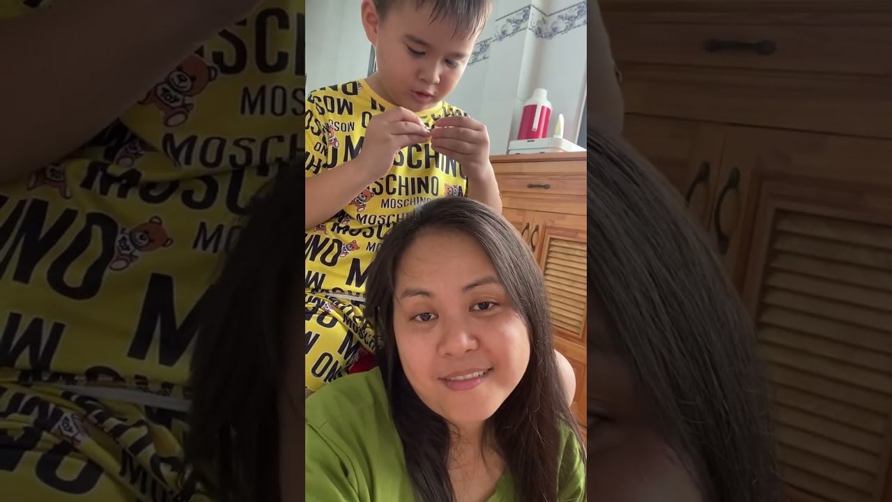 Trí nhổ tóc bạc cho mẹ