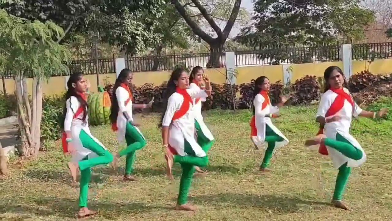 Its Happens Only In INDIA.. dance performance by Rose Buds school students 