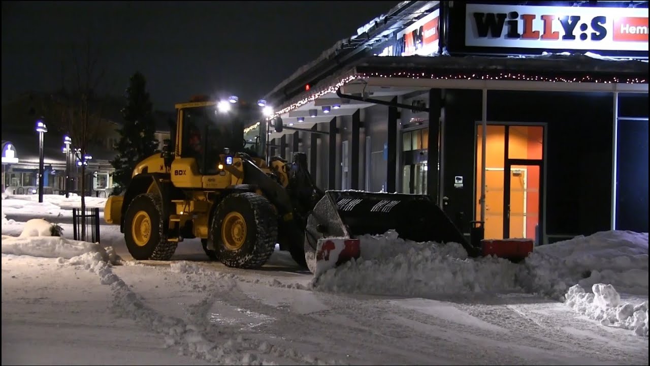Volvo L70G in snow clearing at a parkinglot with 5m3 Multiskopa