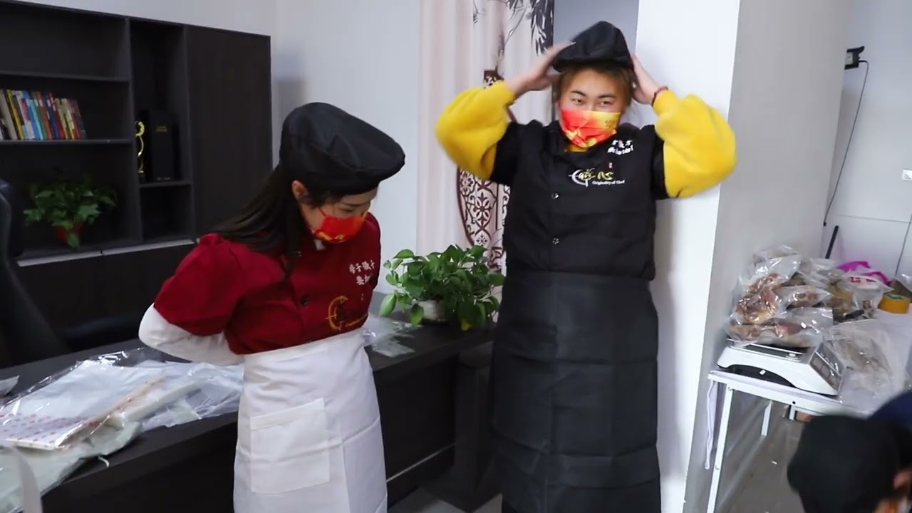 强子再创业做农村电商，虚心接受粉丝的建议，立马给员工买工作服