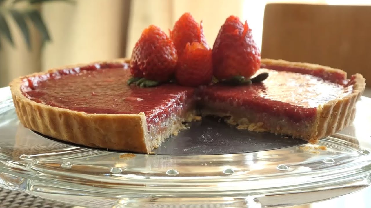Как приготовить клубничный тарт с ревенем.
