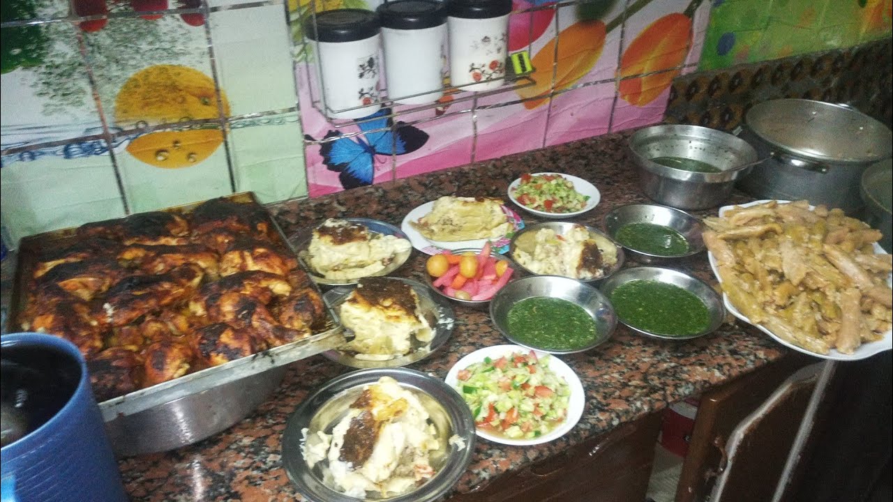 فراخ ولحمة ومحشي وبشاميل وشوية ملوخية ولا اروع