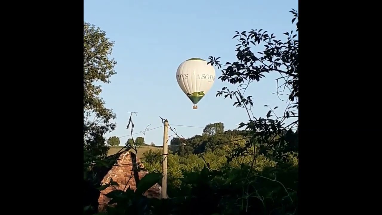Une montgolfi&egrave;re passe au dessus de chez nous