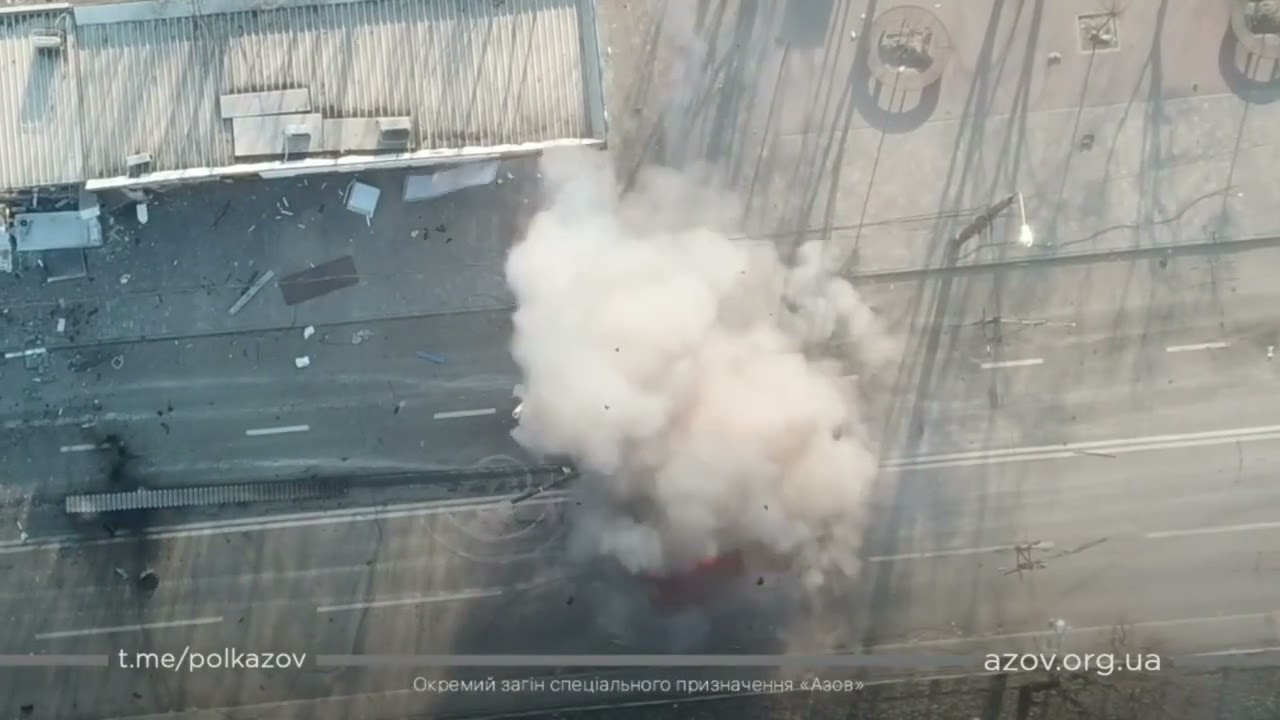 Russian 'z' tank destroyed by Ukraine forces in Mariupol #ukraine war #russiaukrainewar