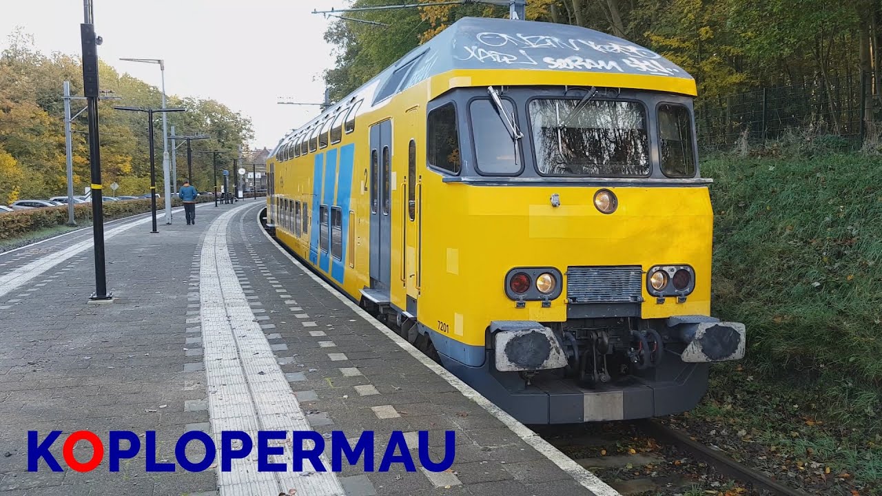 Bijzonder: DDM-1 halteert op het linkerspoor op station Overveen!