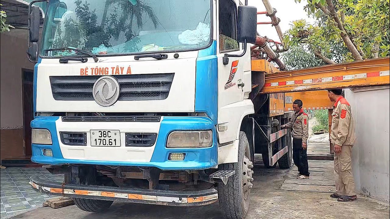 Xe Tải Bồn Chở Bê Tông Tươi Kết Hợp Với Xe Bê Tông Tây Á, Vòi Rồng Siêu Dài Phun Bê Tông Làm Móng 