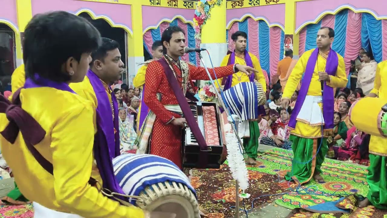 দেখুন ভক্তরা কিভাবে শ্রীমতি রাধা রানীর জয়ের ধনী দিয়ে সবাই মিলে করতালি করলেন।।