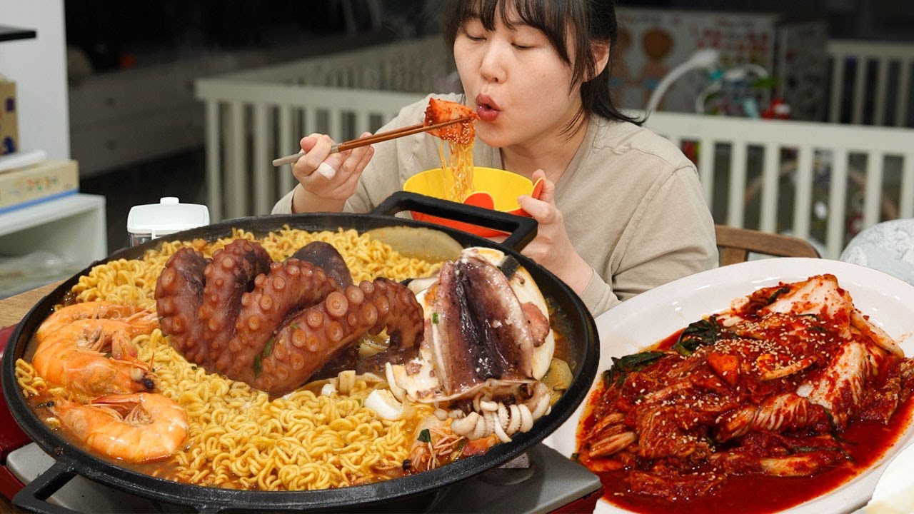 Поздний ужин мамы и папы: Рамен со вкусом кальмара, сваренный с осьминогом, каракатицей и креветками