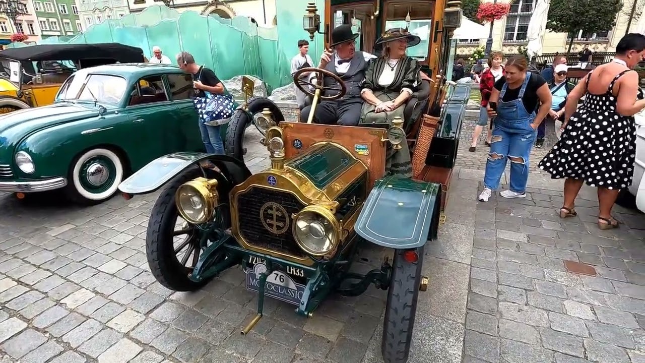 Motoclassic 2025, Wroclaw. Pokaz starych samochodow.