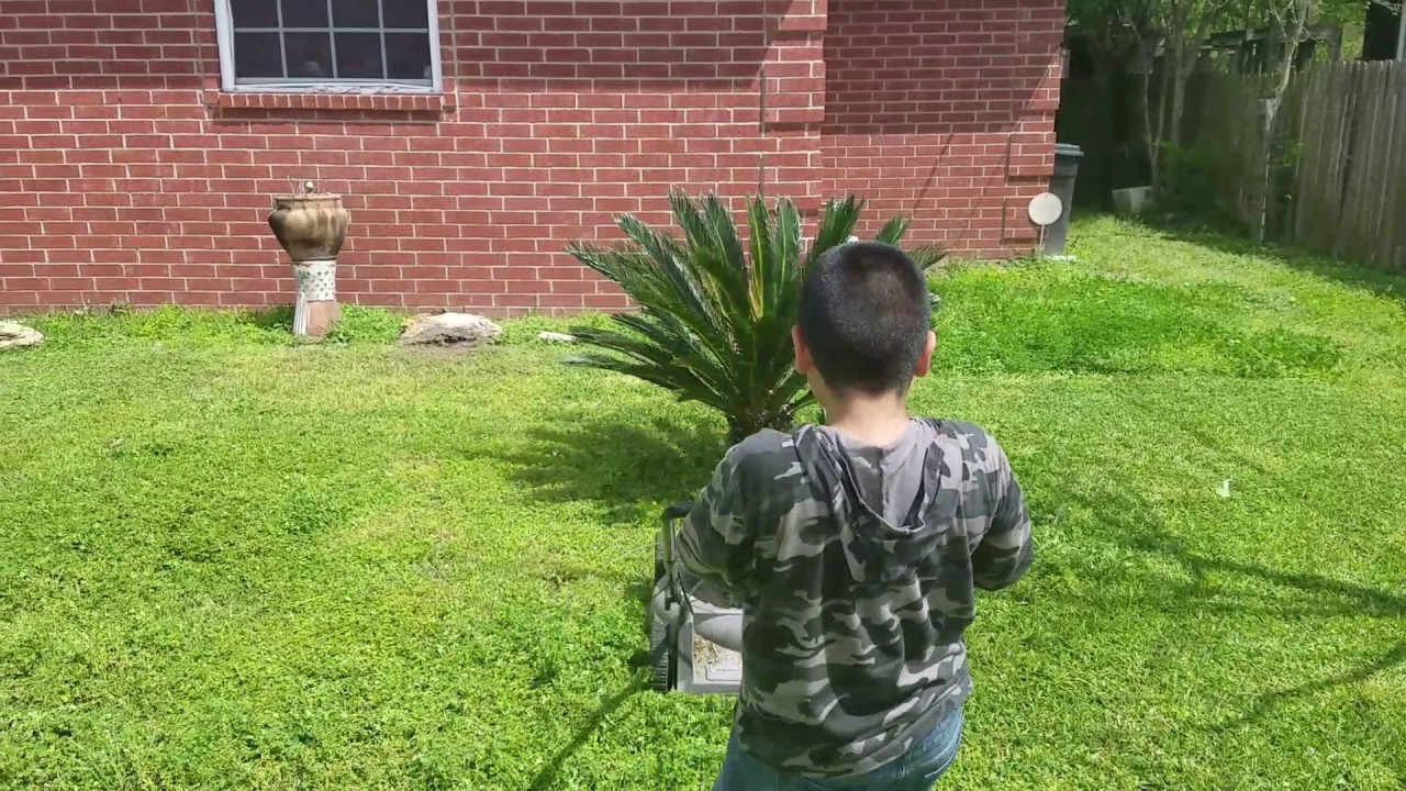 Mi primer d&iacute;a cortando zacate hhhuumm