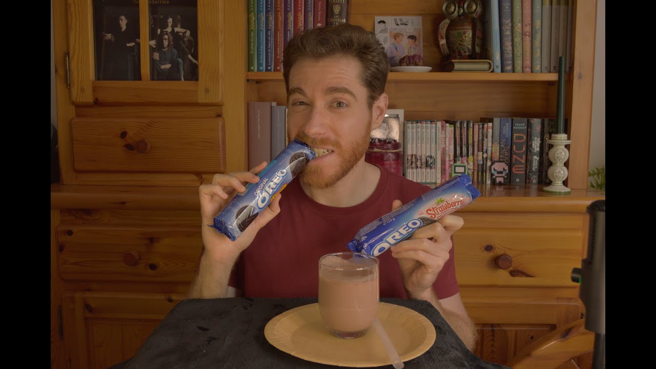 [ASMR] Comiendo Oreo: Pac-Man Edition y tarta de fresa (susurros, tapping)