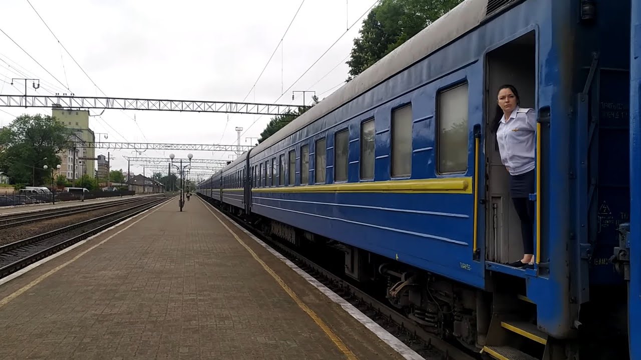 Потяг Рахів-Миколаїв на станції Підзамче у Львові 30 травня 2021 р. для Вови Олійника