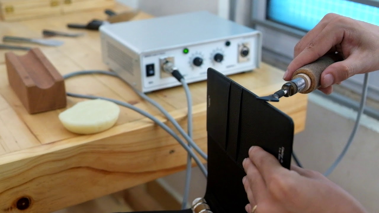 handicarft_ Regad electric creaser ( finishing  leather edges with beeswax ).