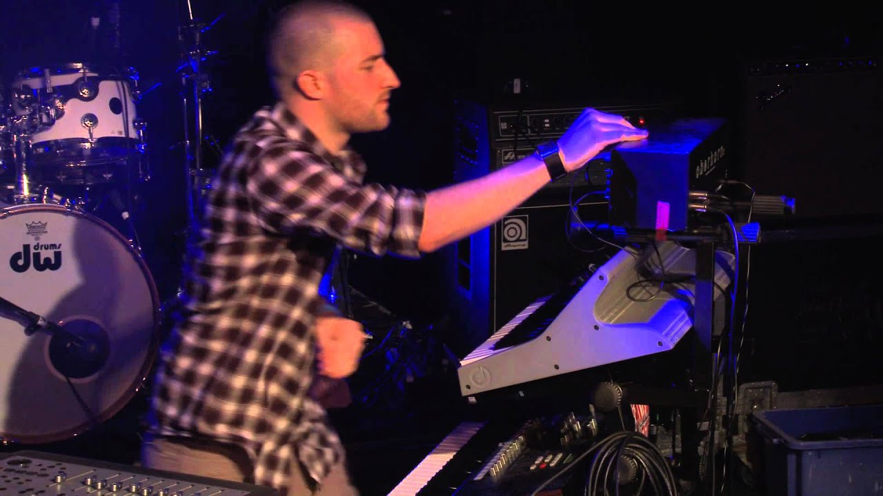 RuN RiOT - A Light Goes Off (Live Connection @ O2 Academy Islington)