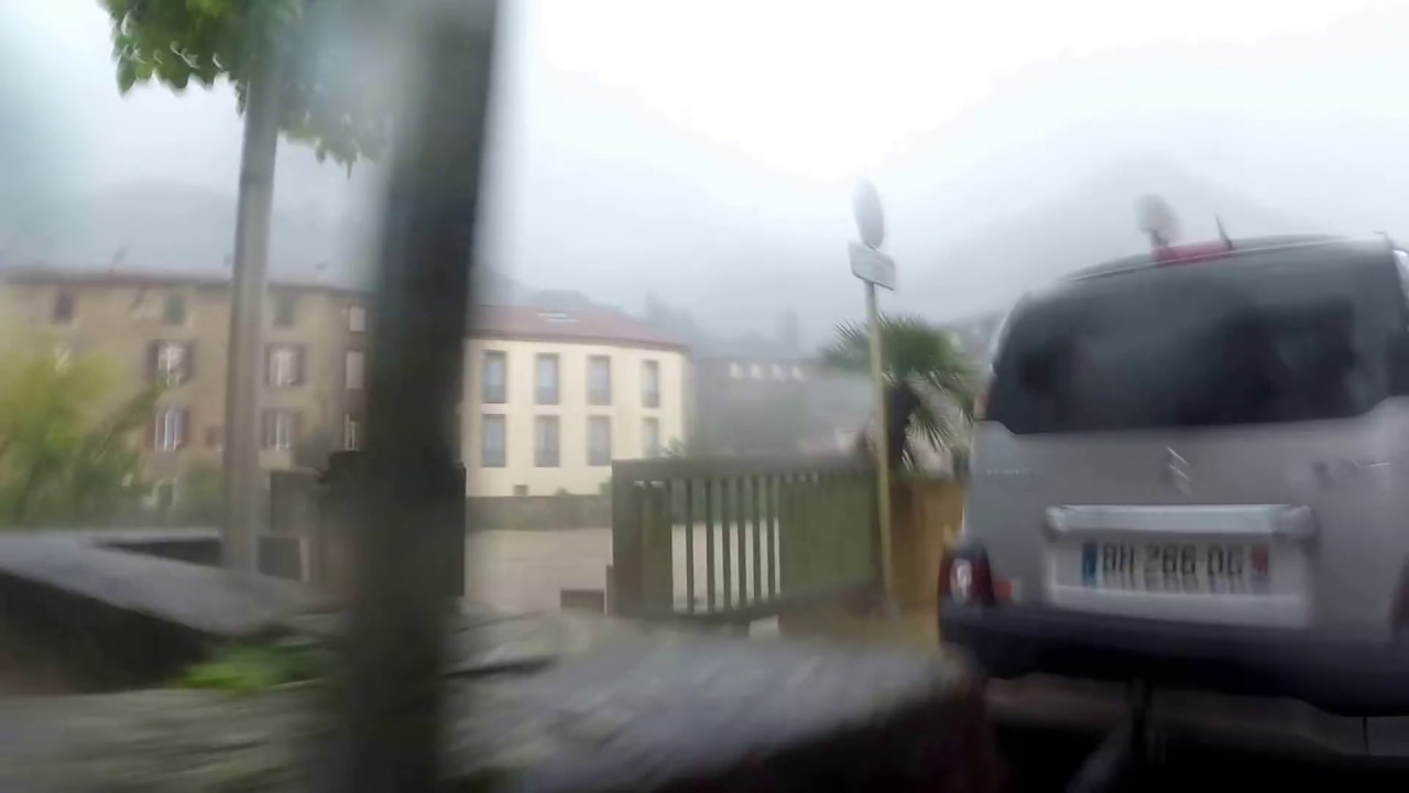 Trombe d'eau Lodève Lergue inondations voitures dans la rivière HD
