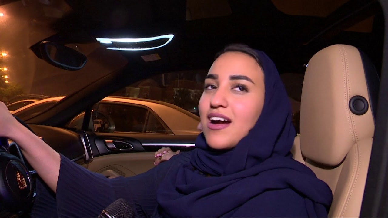 نساء سعوديات يقدن السيارات لاول مرة في تاريخ المملكة (رويترز)