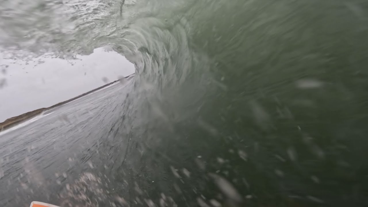 FREEZING RAIN AND STRONG OFFSHORE WIND! SURFING ON THE WA COAST